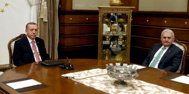 Erdoğan'ın solunda Arınç, sağında Yıldırım oturdu