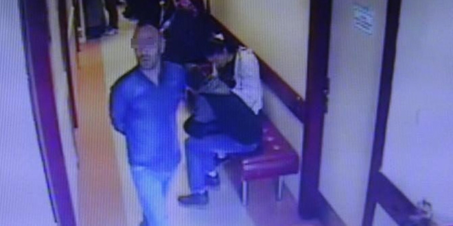 Doktorun odasına girip cüzdanını çaldı