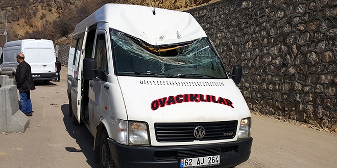 Polis kontrol noktasında minibüsün üzerine taş düştü