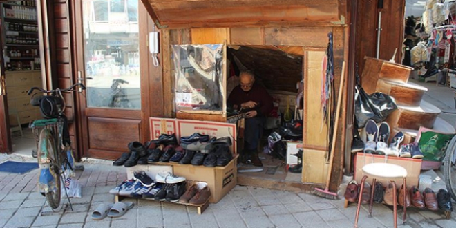 Ayağa bile kalkılamayan dükkanda geçen bir ömür