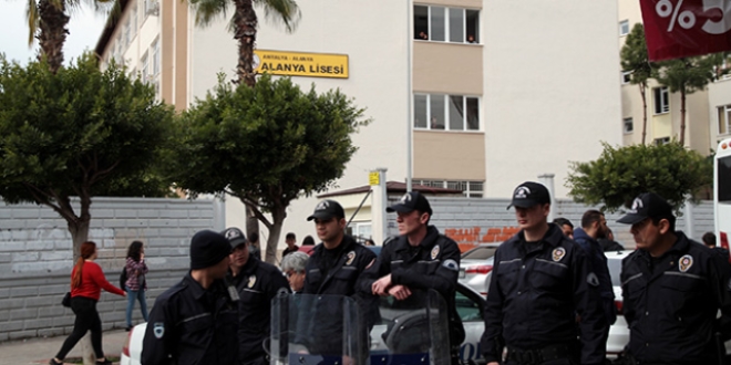 Alanya'da lise önünde protesto