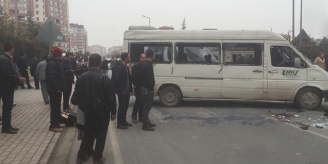 Öğrenci servisi ile otomobil çarpıştı: 14 yaralı