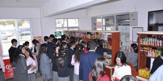 Adana'da okulda yemek kavgas: 4 renci yaral