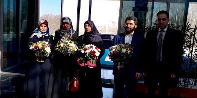 Rektör, O öğrencileri kapıda ve çiçeklerle karşıladı