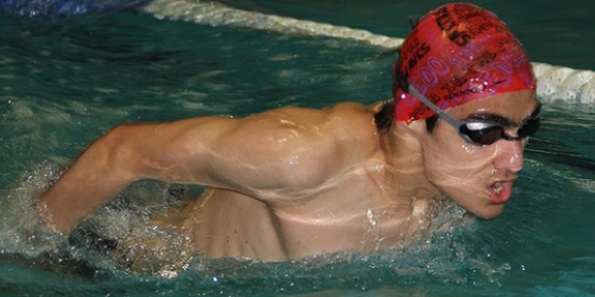 Annesinin �srar�yla y�zmeye ba�lad�, d�nya 3.'s� oldu