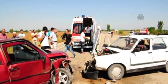 Sivas'ta iki otomobil �arp��t�: 1 �l�, 7 yaral�