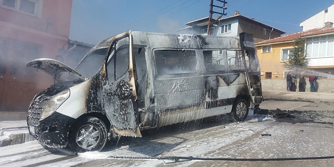 Bilecik'te ��renci servis minib�s�nde yang�n ��kt�