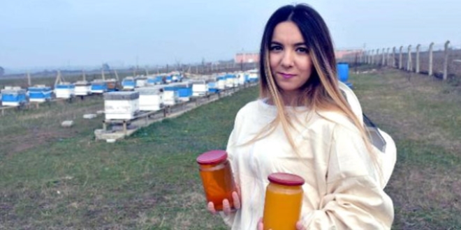 Üniversiteli Elif, babasıyla arcılık yapıyor