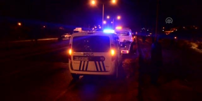 Ankara'da devrilen otomobilin s�r�c�s� �ld�