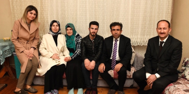 Kocaeli Valisi Güzeloğlu'ndan şehit ailelerine ziyaret