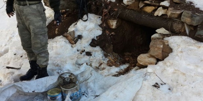 Mersin'de toprağa gömülü patlayıcı ve silah bulundu