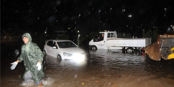 Adana'da şiddetli yağış asfaltı çökertti