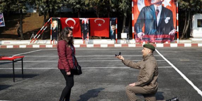 Askeri yemin töreninde evlilik teklifi