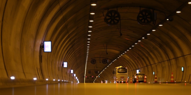 T�nel i�inde trafik kazas�: 2 �l�