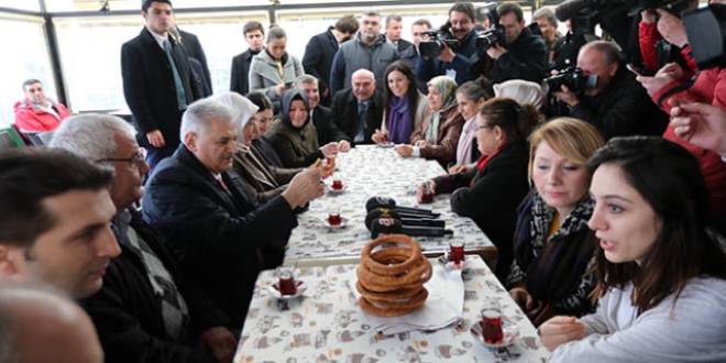 Ba�bakan Y�ld�r�m g�n yapan kad�nlarla sohbet etti