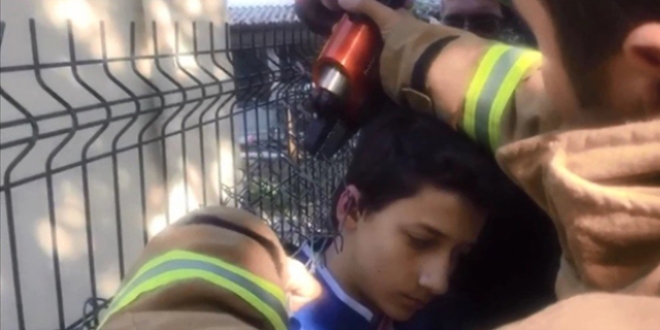 Kula�� tel �rg�ye tak�lan ��renciyi itfaiye kurtard�