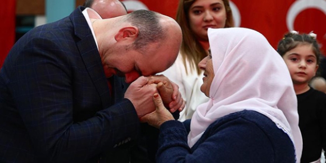 ileri Bakan Soylu, ehit yaknlar ve gaziler ile bulutu