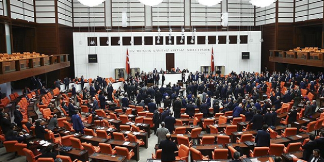 Meclis kendi rekorunu geçmek için mesai yapacak