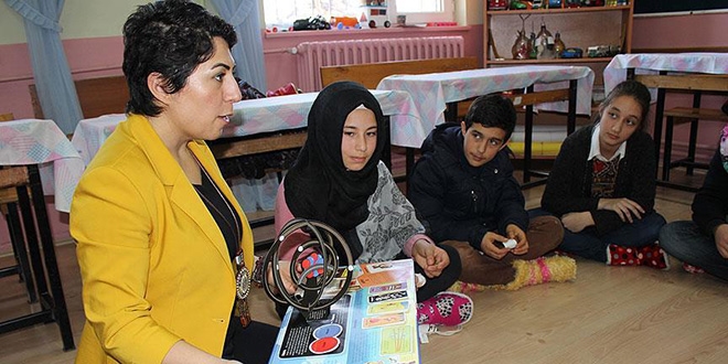 Ayakkabısız girilen sınıfta dersi minderde dinliyorlar