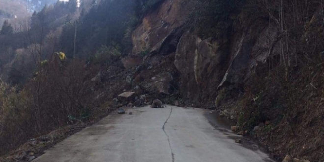 Rize'de heyelan nedeniyle yol ulaşıma kapandı