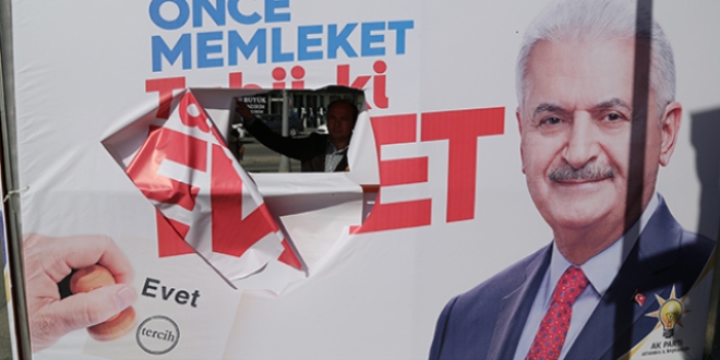 AK Parti'nin referandum adr ve pankartlar paraland