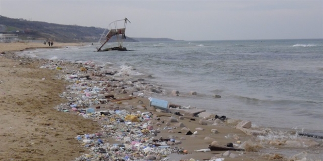 Kilyos sahilindeki at�klar toplan�yor