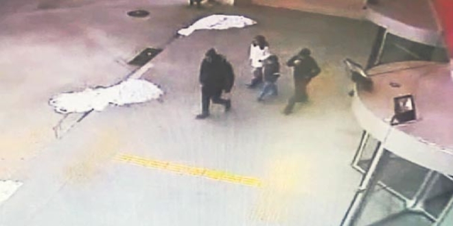 FETÖ'cü firari anne üç çocuğunu sınır kapısında bıraktı