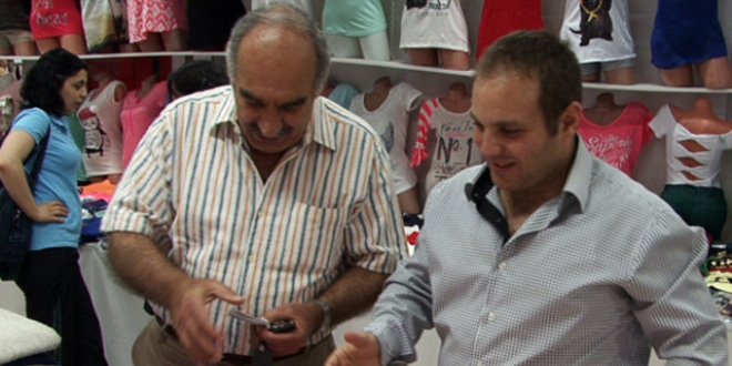 Eski Bakan'ın oğlu bakkalda çalışmaya başladı