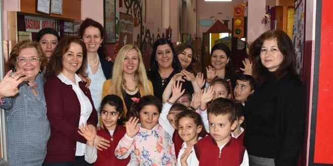 Bu okulun t�m g�revlileri kad�nlardan olu�uyor