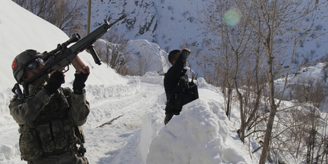 Hakkari'de dere yatana gizlenmi silah, mhimmat bulundu