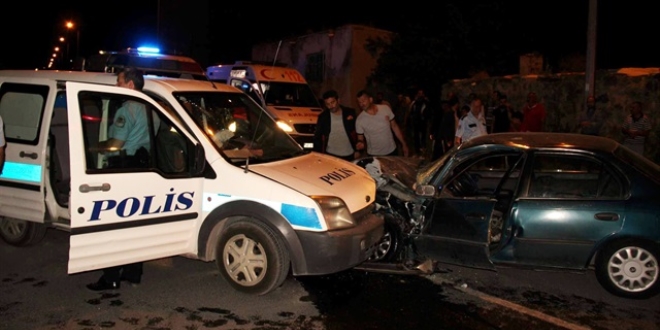 Polis aracı ile otomobil çarpıştı: 3 polis memuru yaralı