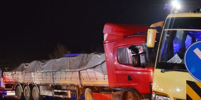 Manisa'da TIR işçileri taşıyan midibüse çarptı: 5 yaralı