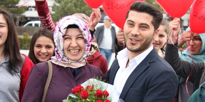 Polis memurunun Kadınlar Günü hediyesi 'evlilik teklifi' oldu