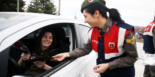 Ceza makbuzu yerine karanfil aldılar