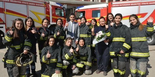 Liseli itfaiyeci kızlar, Kadınlar Günü'nü tatbikatla kutladılar