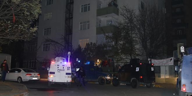İstanbul'da polis aracına ateş açıldı