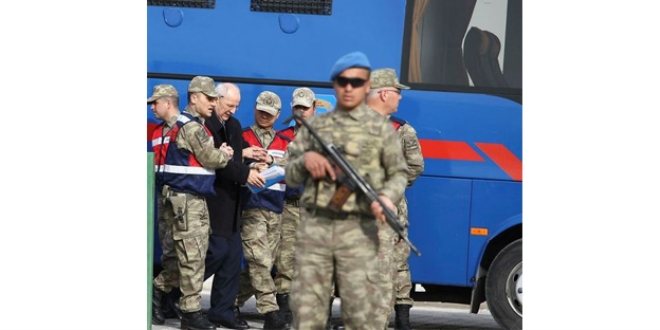 O orgeneral, bağcıksız ayakkabıyla getirildi