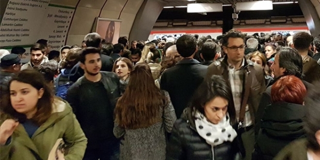 �stanbul metrosunda ar�za; uzun kuyruklar olu�tu