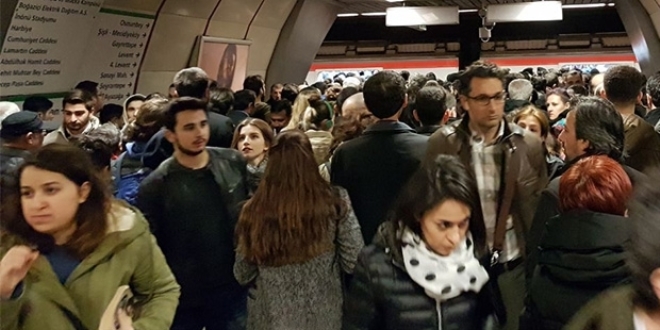 stanbul metrosunda arza; uzun kuyruklar olutu