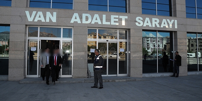 Van'da rüşvet operasyonu; 5'i polis 14 kişi tutuklandı
