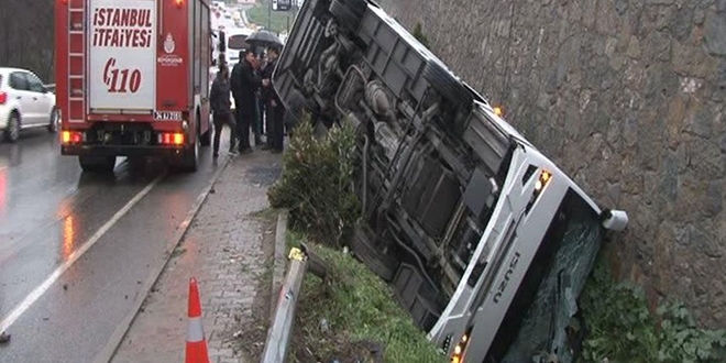 Ümraniye'de çevik kuvvet otobüsü devrildi: 5 yaralı