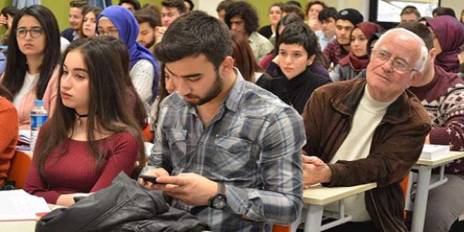 53 yıl yaşattığı avukatlık hayaliyle gençlere örnek oluyor