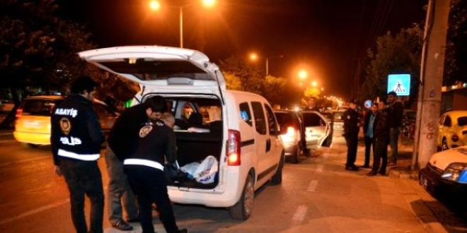 stanbul, Gazi Mahallesinde 350 polisle asayi uygulamas