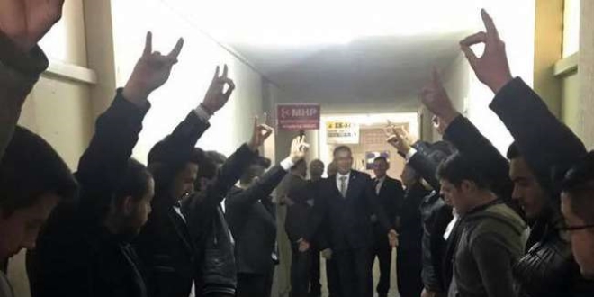 AK Partili Milletvekilini 'Bozkurt' iaretiyle uurladlar