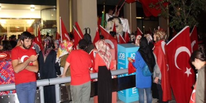 T�rkler konsolosluk binas� �n�nde toplanmaya ba�lad�