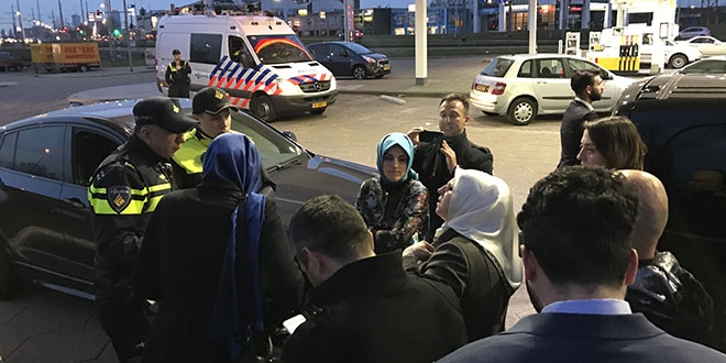 Bakan Kaya'y� takip eden AA ve TRT arac�na polis engeli