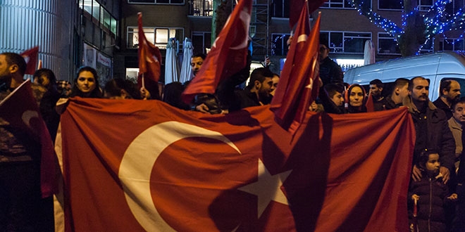 Hollanda polisi, T�rkleri g�� kullanarak da��tt�