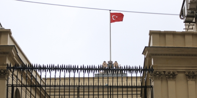 Hollanda Başkonsolosluğu'na Türk bayrağı asıldı