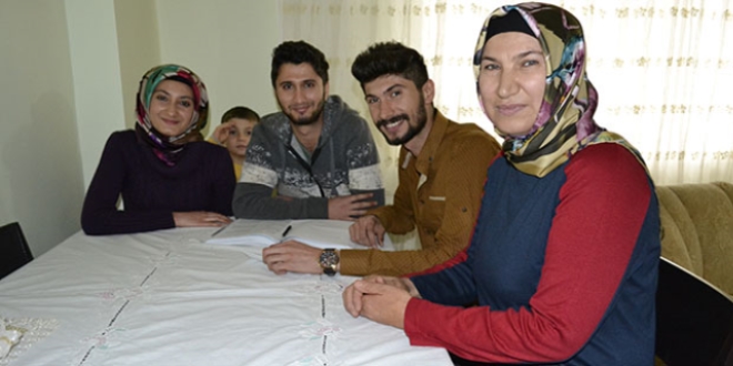 Üçüzleriyle sınav heyecanı yaşadı