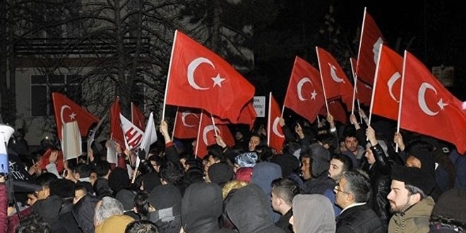 Hollanda'n�n Ankara B�y�kel�ili�i �n�nde protesto